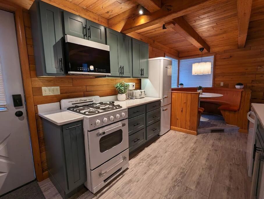 Cortland Base Campヴィラ エクステリア 写真